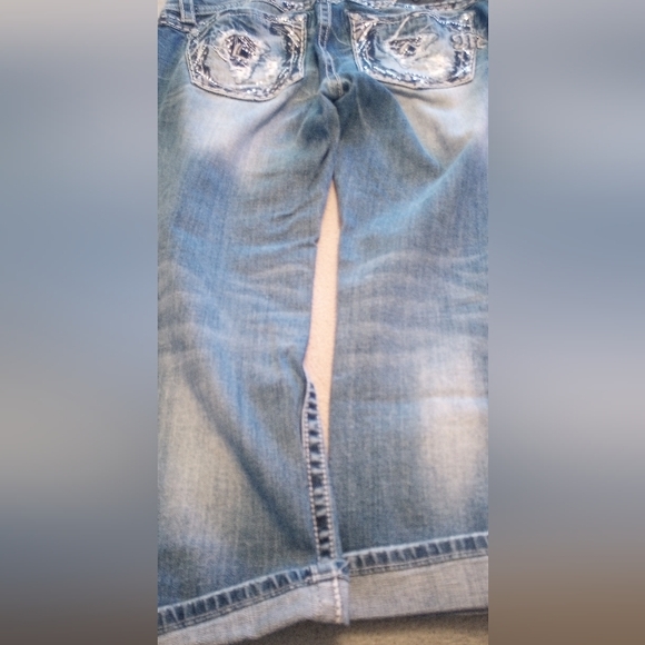 Miss Me Cropped Jeans - Picture 8 of 9